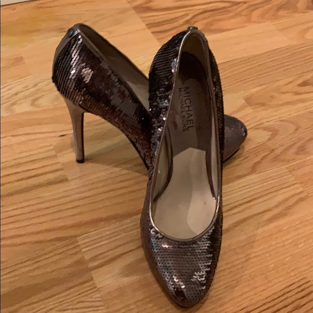 Silver sparkle pumps!